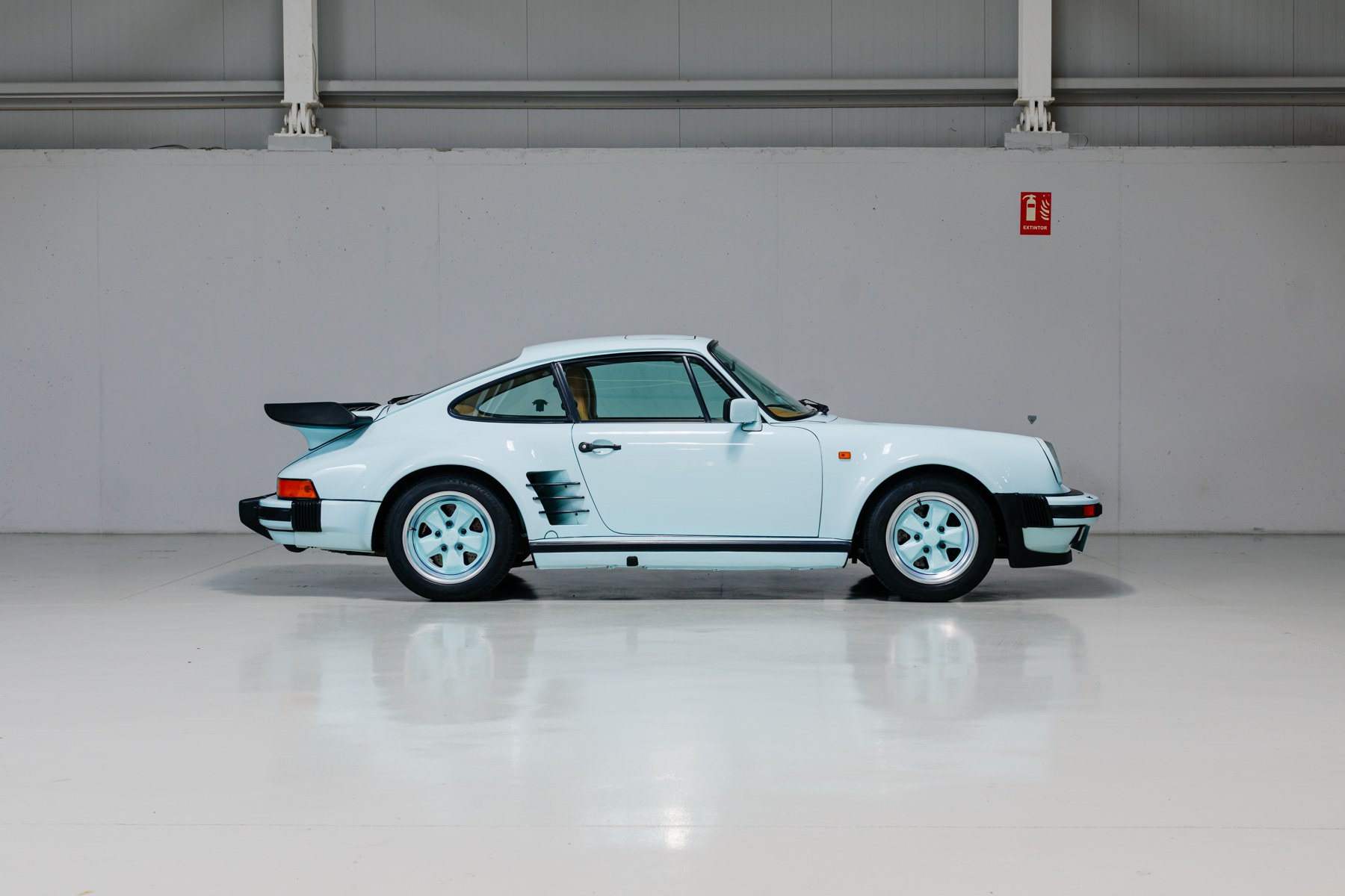 Coppaflorio Blue Porsche 930 Turbo OG-CY 101, photographed in profile by P1 Cars